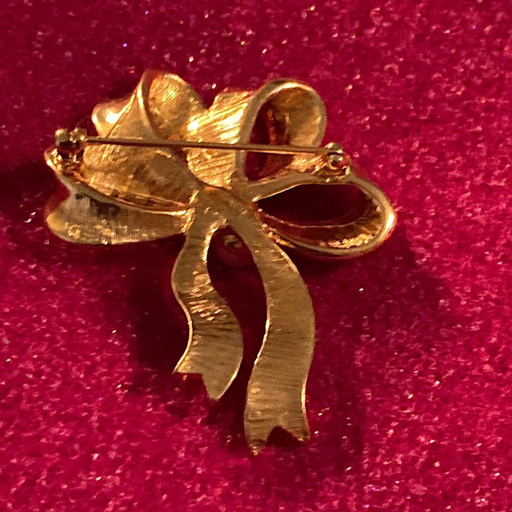 AVON Gold Ribbon Brooch - Picture 2 of 3